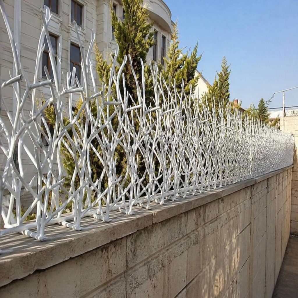 نرده روی دیوار با طرح فلزی هماهنگ با نمای کلاسیک