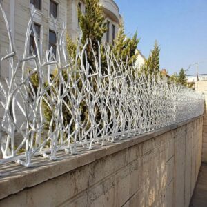 نرده روی دیوار با طرح فلزی هماهنگ با نمای کلاسیک
