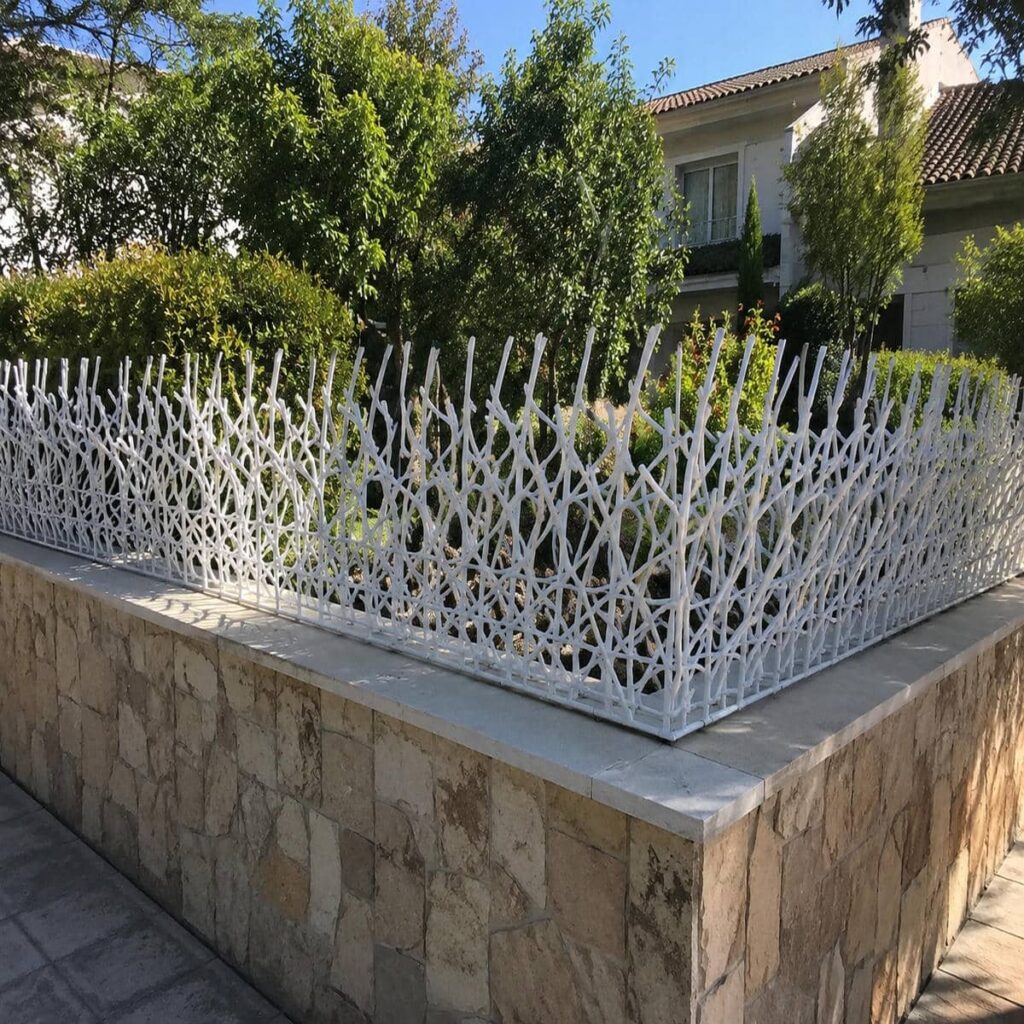 نرده آهنی روی دیوار در مرحله اندازه گیری عرض تاج