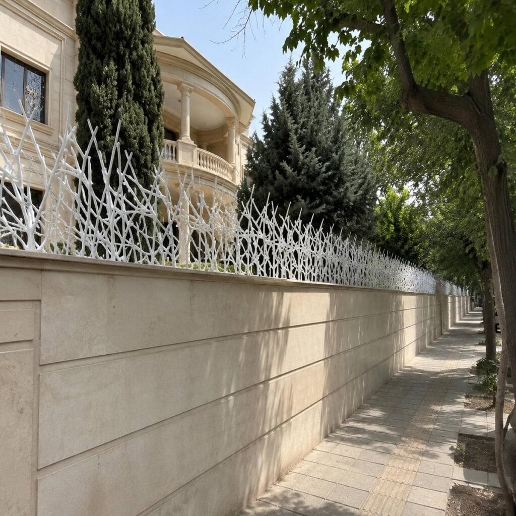 حفاظ دیوار در استان بوشهر با ارتفاع هماهنگ برای امنیت روزانه