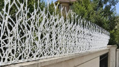 حفاظ شاخ گوزنی آبشاری با شاخه های منظم روی دیوار مدرن