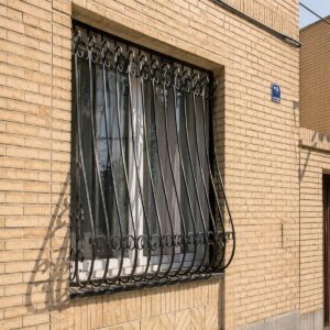 حفاظ پنجره آهنی مشکی برای کنترل ورودی ویلا در ارومیه