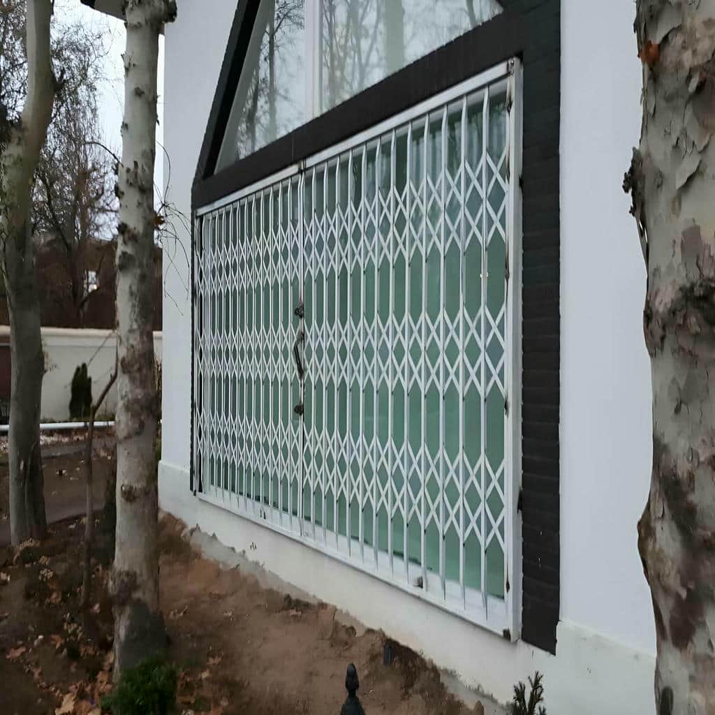 حفاظ پنجره متحرک با طرح ساده و منظم روی نما
