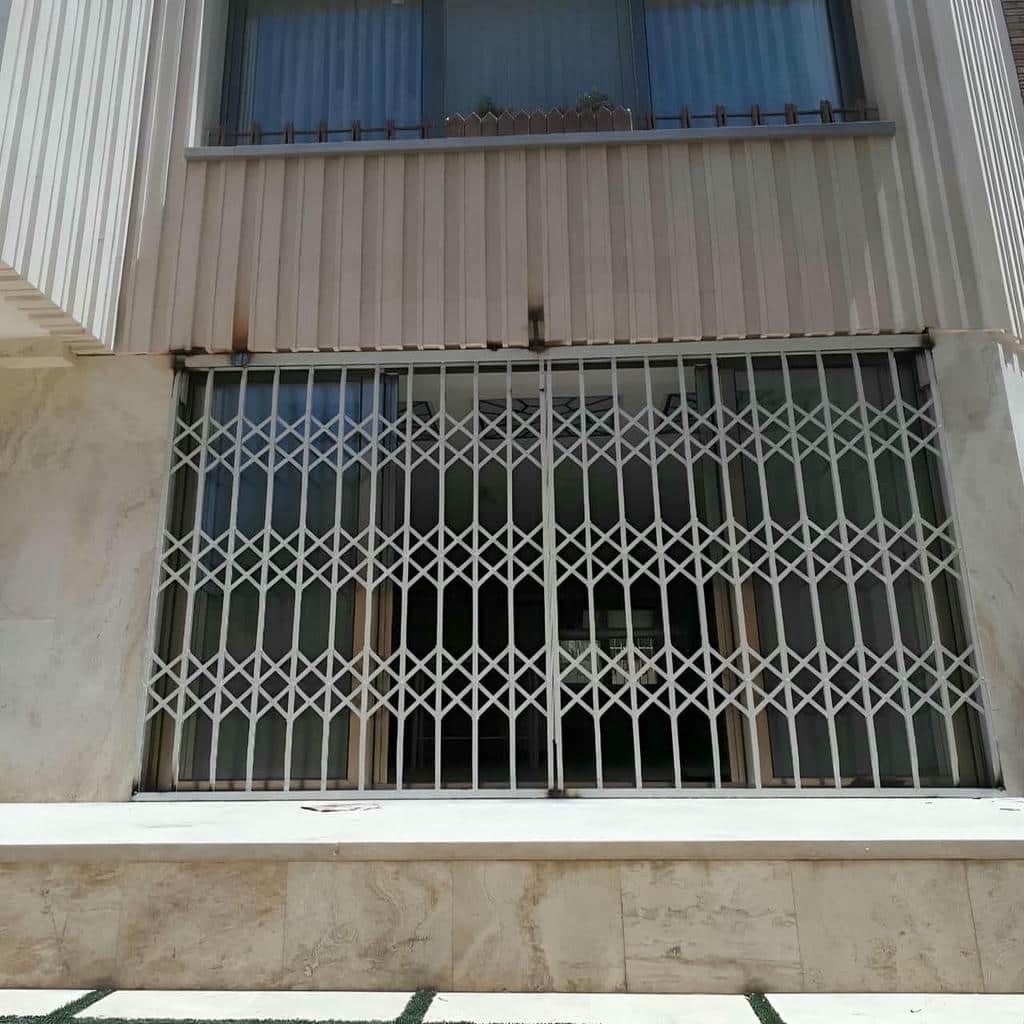 حفاظ پنجره متحرک با لولای مقاوم و منظم