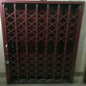 حفاظ کرکره ای با رنگ سفید هماهنگ با نمای روشن
